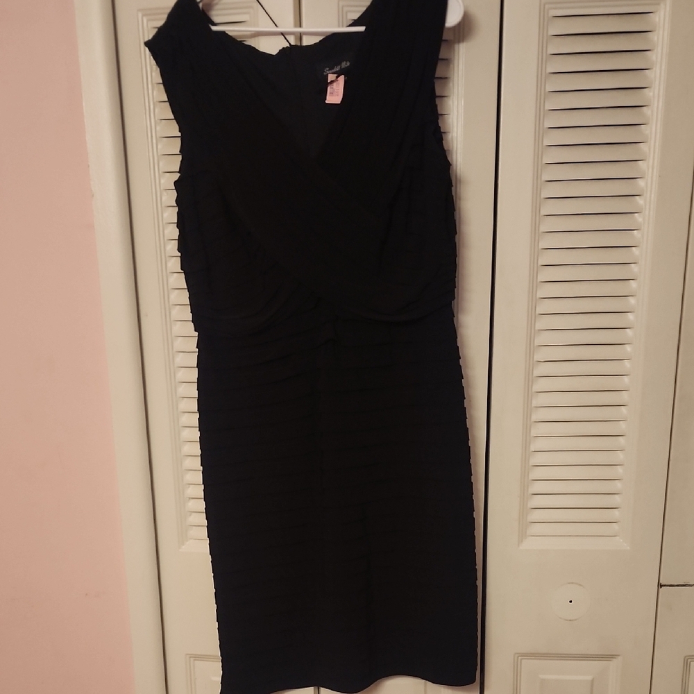 Black Sleeveless V-Neck Sheath Dress